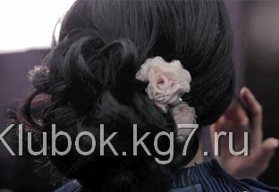 прическа на средние волосы