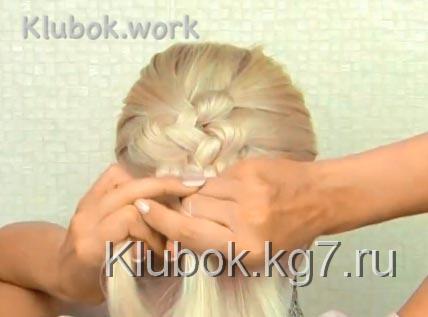 прическа с узелками