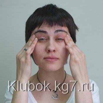 5. Упражнение против морщинок в уголках глаз.            Прижмите пальцы к внешним уголкам глаз и сильно напрягите нижние веки. Расслабьте.