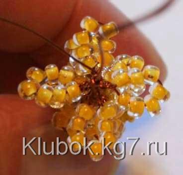 ряд с петельками из 7 бисеринок дерева из бисера ручной работы
