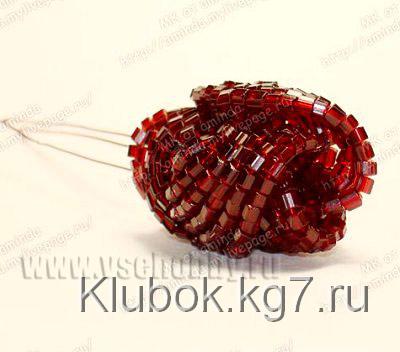 вставляем изогнутые лепестки бисерной розы друг в друга вставляем изогнутые лепестки бисерной розы друг в друга