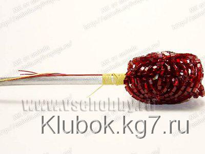 приматываем первый круг лепестков бисерной розы ручной работы к толстой проволоке стеблю приматываем первый круг лепестков бисерной розы ручной работы к толстой проволоке стеблю