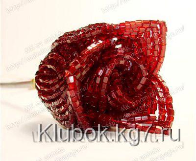 лепестки розы из бисера второго круга примотаны к стеблю нитками лепестки розы из бисера второго круга примотаны к стеблю нитками