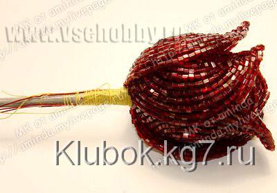 Прикладываем лепестки к стеблю по спирали, приматываем их поочерёдно нитками Прикладываем лепестки к стеблю по спирали, приматываем их поочерёдно нитками