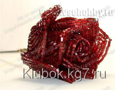 Прикладываем лепестки к стеблю по спирали, приматываем их поочерёдно нитками Прикладываем лепестки к стеблю по спирали, приматываем их поочерёдно нитками