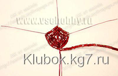 После второго круга дуг по 1 бисерине добавьте на крайние оси После второго круга дуг по 1 бисерине добавьте на крайние оси