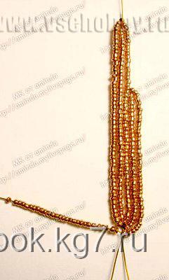 На свободный конец рабочей проволоки снова наберите бисер и вернитесь обратно, обмотав проволоку вокруг оси На свободный конец рабочей проволоки снова наберите бисер и вернитесь обратно, обмотав проволоку вокруг оси