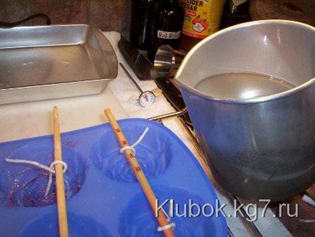 Заливаем воск в формочки