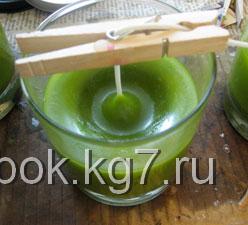 Фитиль удерживается в вертикальном положении Фитиль удерживается в вертикальном положении