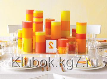 Украшение новогоднего стола полосатыми свечами Украшение новогоднего стола полосатыми свечами