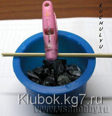 Наполняем подготовленную форму кусочками воска Наполняем подготовленную форму кусочками воска