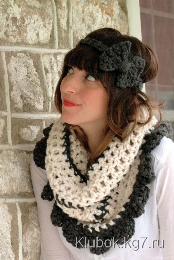 Scallop Neckwarmer in Cream and Grey