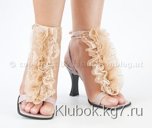 Сделай сам: Strappy сандалии приправлен с кружевами и quillings