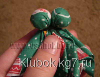 связываем шарики из ткани между собой связываем шарики из ткани между собой