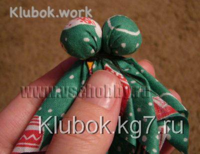 связываем шарики из ткани между собой