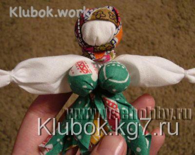 повязываем голову куклы оберега платком из лоскутка