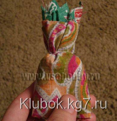 перетягиваем юбку куклы оберега под грудью нитками перетягиваем юбку куклы оберега под грудью нитками