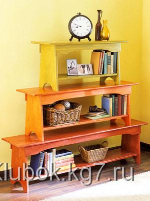 Такой книжный шкаф можно сделать из трех лавок, покрашенных в дополняющие цвета 