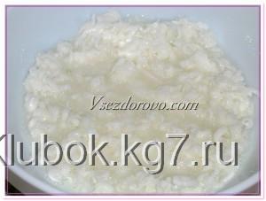 Периодически помешивая, постепенно добавляем остальную воду Периодически помешивая, постепенно добавляем остальную воду