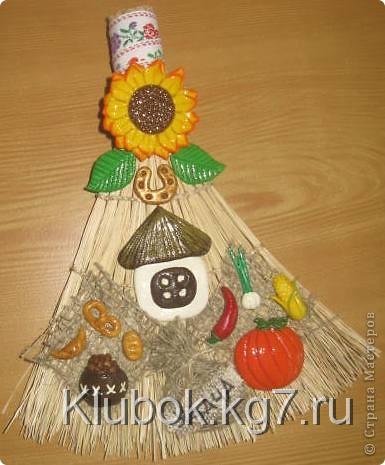 Обереги для дома своими руками изготавливались с древних времён и предназначались для защиты обитателей дома от злых сил, нечистых духов, а также для привлечения в своё жилище доброго домового.
Итак, традиционно на обереге располагают:
?	злаки и бобовые — символ достатка, сытости и физической силы;
?	мак — исполнение желаний;
?	пшено — от сглаза;
?	чеснок — от нечистой силы;
?	дом, хата — единство и крепость семьи;
?	рябина и шиповник — женская красота и молодость;
?	перец — мужское здоровье;
?	тыква — плодородие;
?	семечки подсолнуха — здоровье детей и энергия солнца;
?	лавровый лист — слава и успех;
?	гречка — плодородие и достаток;
?	кувшин — полная чаша в доме;
?	кукуруза — продолжение рода, сплоченность семьи;
?	орехи и желуди — продление молодости;
?	лапти — домашний уют, семейное счастье;
?	шишка — трудолюбие и достижение успеха;
?	мешковина — изобилие и благосостояние;
?	выпечка — богатство в доме;
?	коса — бесконечность;
?	чашка — полная чаша в доме;
?	жаворонки — деторождение и плодородие;
?	фасоль — зарождение новой жизни;
?	переплетение — знакомства и дружба;
?	яйцо — продолжение рода;
?	метла вниз — выметает сор из дома;
?	метла вверх — к деньгам. . Фото 2