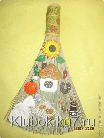 Обереги для дома своими руками изготавливались с древних времён и предназначались для защиты обитателей дома от злых сил, нечистых духов, а также для привлечения в своё жилище доброго домового.
Итак, традиционно на обереге располагают:
?	злаки и бобовые — символ достатка, сытости и физической силы;
?	мак — исполнение желаний;
?	пшено — от сглаза;
?	чеснок — от нечистой силы;
?	дом, хата — единство и крепость семьи;
?	рябина и шиповник — женская красота и молодость;
?	перец — мужское здоровье;
?	тыква — плодородие;
?	семечки подсолнуха — здоровье детей и энергия солнца;
?	лавровый лист — слава и успех;
?	гречка — плодородие и достаток;
?	кувшин — полная чаша в доме;
?	кукуруза — продолжение рода, сплоченность семьи;
?	орехи и желуди — продление молодости;
?	лапти — домашний уют, семейное счастье;
?	шишка — трудолюбие и достижение успеха;
?	мешковина — изобилие и благосостояние;
?	выпечка — богатство в доме;
?	коса — бесконечность;
?	чашка — полная чаша в доме;
?	жаворонки — деторождение и плодородие;
?	фасоль — зарождение новой жизни;
?	переплетение — знакомства и дружба;
?	яйцо — продолжение рода;
?	метла вниз — выметает сор из дома;
?	метла вверх — к деньгам. . Фото 3