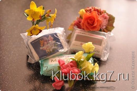 Как и обещала- фотография клея для самодельного фарфора. Основная маркировка клея в верхних уголках фото (D2). Только в этот клей ПВА добавляют пластификаторы, которые так необходимы для холодного фарфора. С использованием левого клея масса получается пластичная, а правого более тугая и крепкая (на фото видна разница). . Фото 4