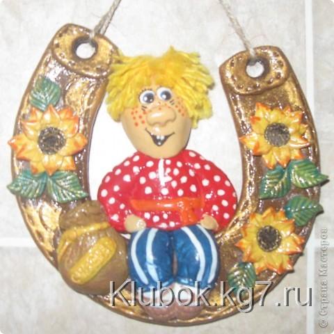 Обереги для дома своими руками изготавливались с древних времён и предназначались для защиты обитателей дома от злых сил, нечистых духов, а также для привлечения в своё жилище доброго домового. Итак, традиционно на обереге располагают: ? злаки и бобовые — символ достатка, сытости и физической силы; ? мак — исполнение желаний; ? пшено — от сглаза; ? чеснок — от нечистой силы; ? дом, хата — единство и крепость семьи; ? рябина и шиповник — женская красота и молодость; ? перец — мужское здоровье; ? тыква — плодородие; ? семечки подсолнуха — здоровье детей и энергия солнца; ? лавровый лист — слава и успех; ? гречка — плодородие и достаток; ? кувшин — полная чаша в доме; ? кукуруза — продолжение рода, сплоченность семьи; ? орехи и желуди — продление молодости; ? лапти — домашний уют, семейное счастье; ? шишка — трудолюбие и достижение успеха; ? мешковина — изобилие и благосостояние; ? выпечка — богатство в доме; ? коса — бесконечность; ? чашка — полная чаша в доме; ? жаворонки — деторождение и плодородие; ? фасоль — зарождение новой жизни; ? переплетение — знакомства и дружба; ? яйцо — продолжение рода; ? метла вниз — выметает сор из дома; ? метла вверх — к деньгам. . Фото 4 Обереги для дома своими руками изготавливались с древних времён и предназначались для защиты обитателей дома от злых сил, нечистых духов, а также для привлечения в своё жилище доброго домового.
Итак, традиционно на обереге располагают:
? злаки и бобовые — символ достатка, сытости и физической силы;
? мак — исполнение желаний;
? пшено — от сглаза;
? чеснок — от нечистой силы;
? дом, хата — единство и крепость семьи;
? рябина и шиповник — женская красота и молодость;
? перец — мужское здоровье;
? тыква — плодородие;
? семечки подсолнуха — здоровье детей и энергия солнца;
? лавровый лист — слава и успех;
? гречка — плодородие и достаток;
? кувшин — полная чаша в доме;
? кукуруза — продолжение рода, сплоченность семьи;
? орехи и желуди — продление молодости;
? лапти — домашний уют, семейное счастье;
? шишка — трудолюбие и достижение успеха;
? мешковина — изобилие и благосостояние;
? выпечка — богатство в доме;
? коса — бесконечность;
? чашка — полная чаша в доме;
? жаворонки — деторождение и плодородие;
? фасоль — зарождение новой жизни;
? переплетение — знакомства и дружба;
? яйцо — продолжение рода;
? метла вниз — выметает сор из дома;
? метла вверх — к деньгам. . Фото 4