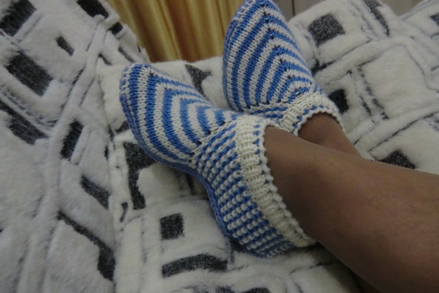 Татьяна Кожевникова (Иванова) 01:18 Набрать 59 петель и вязать полой резинкой,высота резинки по желанию.Затем находим среднюю петлю это 30 петля и в каждом лицевом ряду вяжем из одной петли три(лиц,накид,лиц).Боковую сторону тапочка я вязала рисунком- . :1-й ряд: (лиц. сторона) Нитью А, 1 лиц. п. * 1 снятая изн. п., 1 лиц. п., повт. от * до конца ряда. 2-й ряд: 1 лиц. п., * нить перед изделием, 1 снятая изн. п., нить за изделием, 1 лиц. п., повт. от* до конца ряда. 3-й ряд: Нитью Б, 2 лиц. п., * 1 снятая изн. п., 1 лиц. п., повт. от * до поел, п., 1 лиц. п. 4-й ряд: 2 лиц. п., * нить перед изделием, 1 снятая изн. п., нить за изделием, 1 лиц. п., повт. от * до поел, п., 1 лиц. п. Повторение этих 4-х рядов образует рисунок вязки. Класс! ответить 01:20 23:19 Так вязать на нужную глубину тапочка,затем на средних 13 петель вяжем след,а потом и пятку/3917040_getImage (640x427, 48Kb)