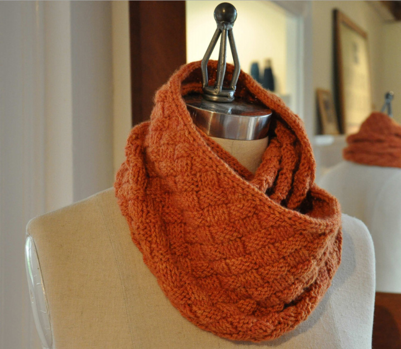 Как связать снуд спицами для женщины - узор "Плетенка"