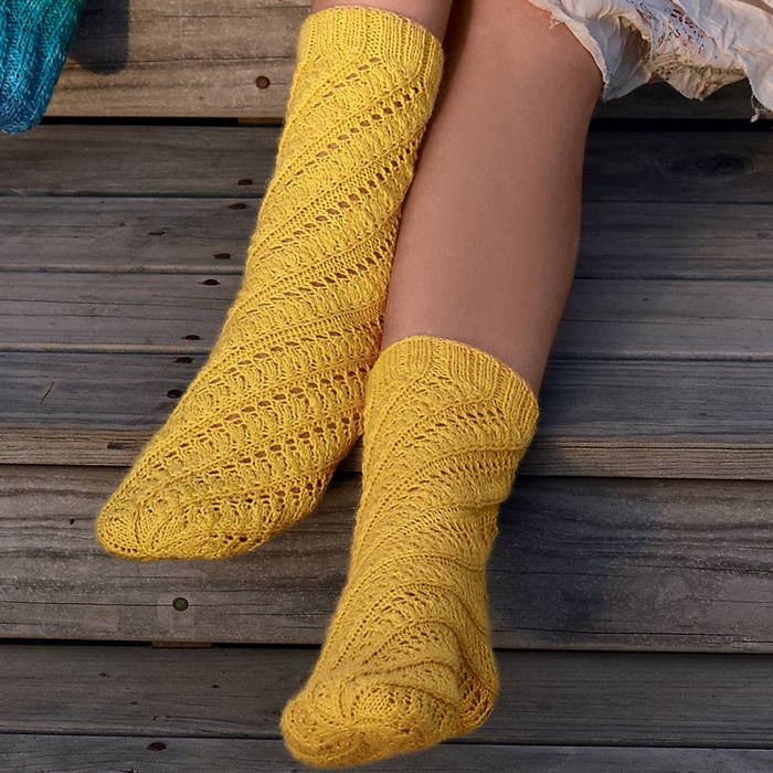 5988810_Jeltie_noski_s_ajyrnim_yzorom (700x700, 413Kb)