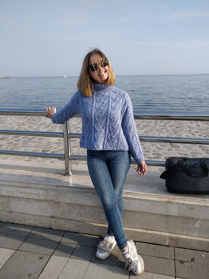 На данном изображении может находиться: 1 человек, улыбается, стоит, обувь, океан, на улице и вода