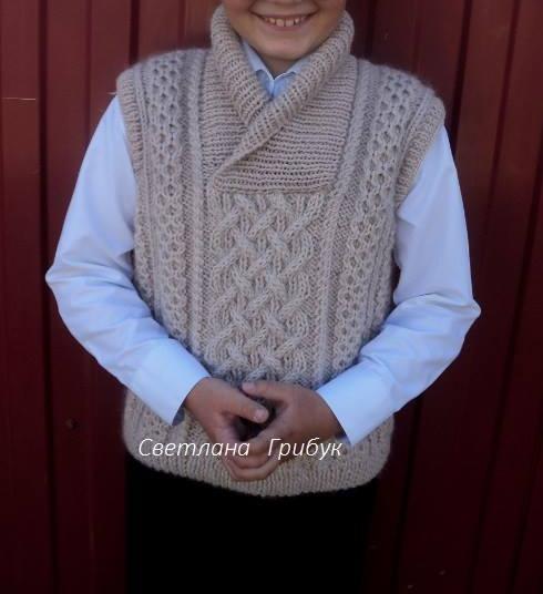 На данном изображении может находиться: 1 человек, улыбается, стоит и солнечные очки