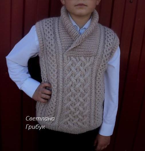 На данном изображении может находиться: 1 человек, стоит и солнечные очки