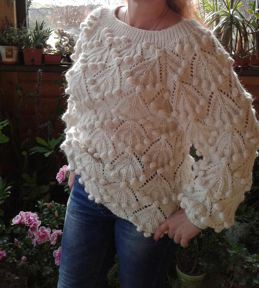 На данном изображении может находиться: один или несколько человек, люди стоят и на улице