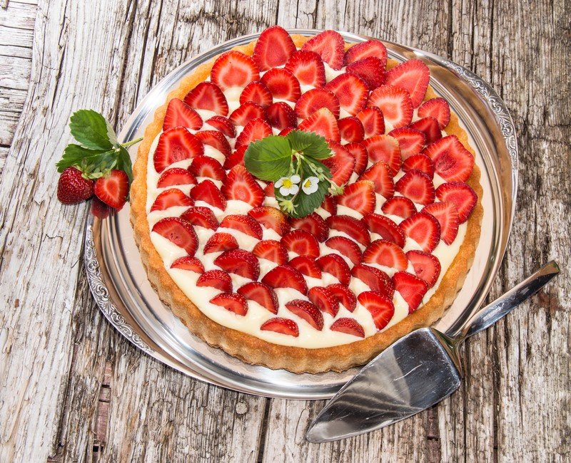 пирог с клубникой и сметаной