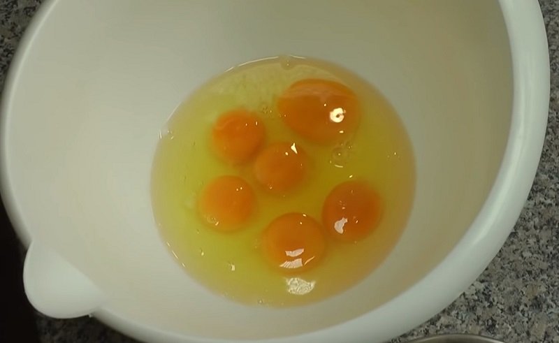 бисквитный рулет с клубникой и сливками