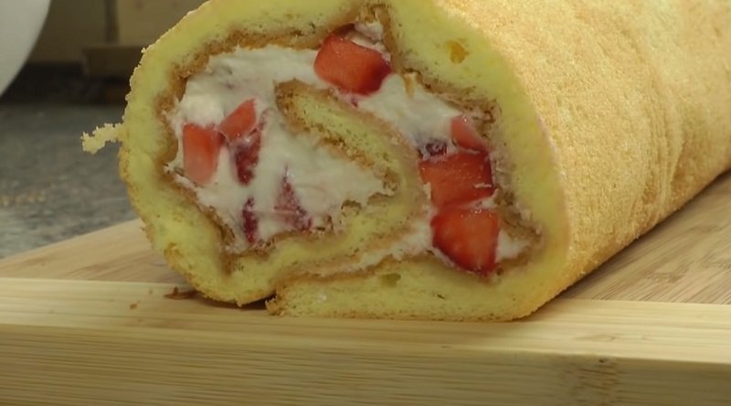 бисквитный рулет с клубникой и сметаной