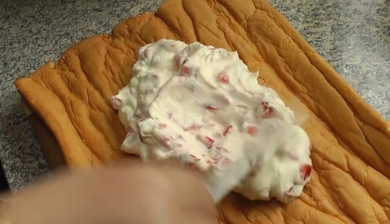 рецепт бисквитного рулета с клубникой