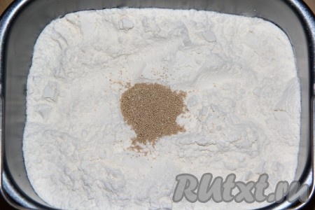 Далее всыпать муку и дрожжи. Продукты нужно закладывать в том порядке, как указано в инструкции к вашей хлебопечке.