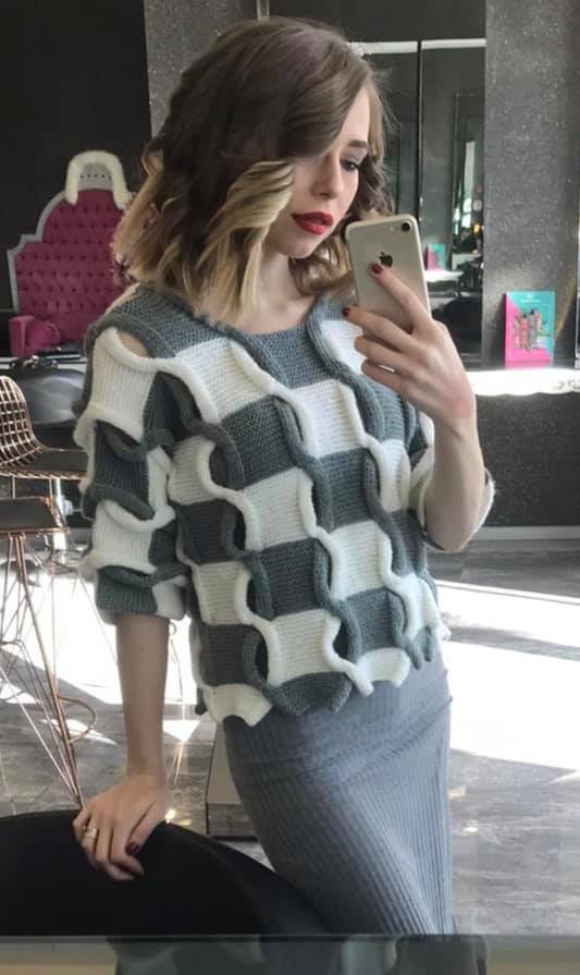 На изображении может находиться: один или несколько человек и телефон