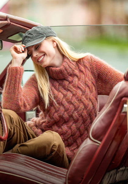 На изображении может находиться: 1 человек, улыбается, сидит и обувь