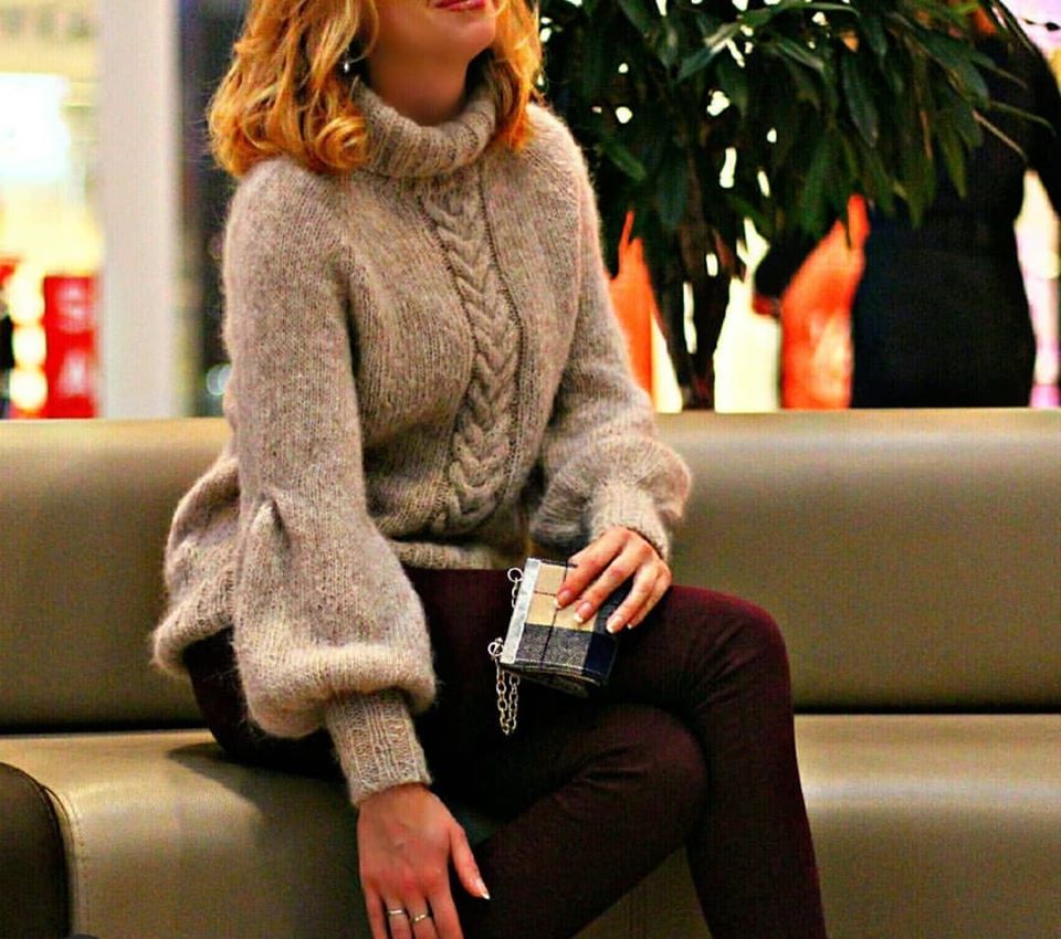 На изображении может находиться: один или несколько человек и люди сидят