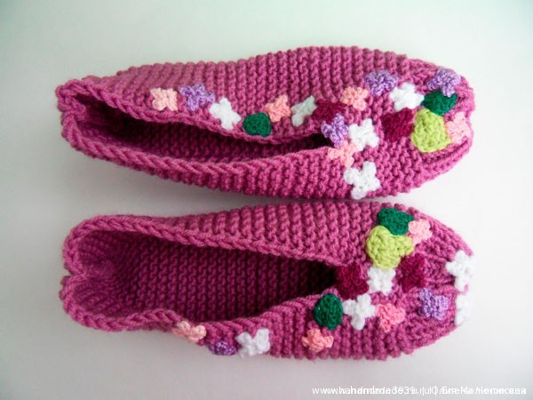 Вязаные спицами тапочки Сирень