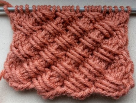 Узор спицами "плетёнка" из длинных петель Узор спицами "плетёнка" из длинных петель