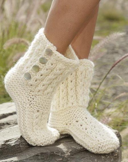 Walk in the Clouds / DROPS 178-5 - Knitted slippers with cables and garter stitch in DROPS Snow. Size 35-42