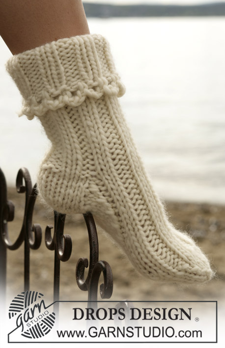 DROPS 98-10 - Knitted socks in DROPS Snow