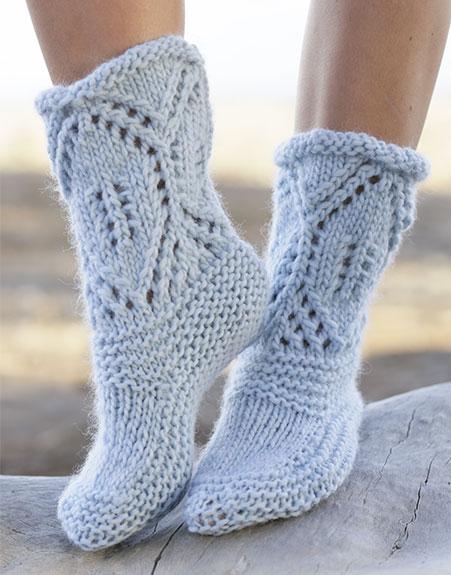 North Shore / DROPS 161-40 - Kapcie DROPS sciegiem francuskim ze sciegiem azurowym, z wlóczki „Snow”. Od 35 do 42.