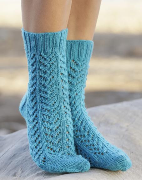 Sea Steps / DROPS 161-39 - Knitted DROPS socks with lace pattern in Fabel. Size 35-43