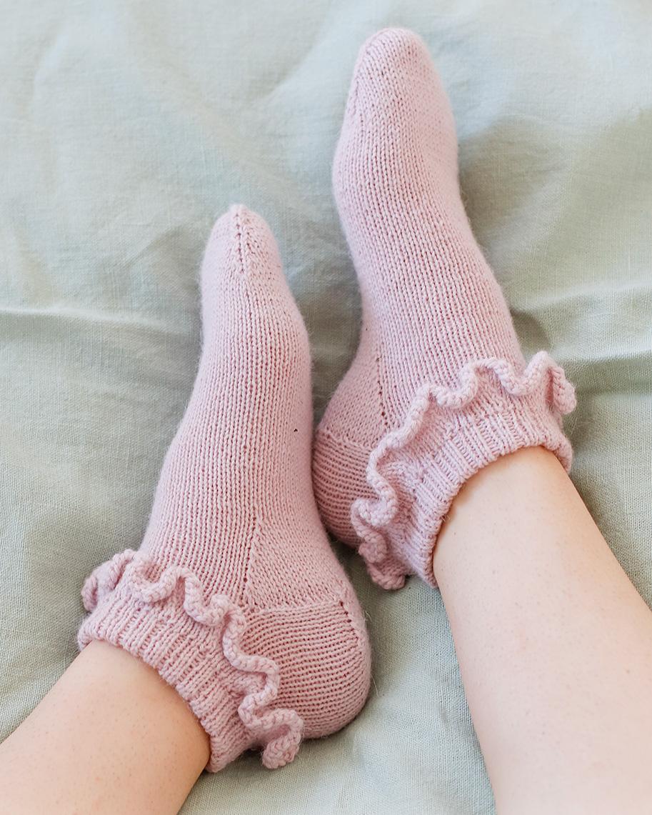 Rosy Ruffles / DROPS 223-47 - Knitted socks with flounce in DROPS Nord. Worked top down. Size 35-42.