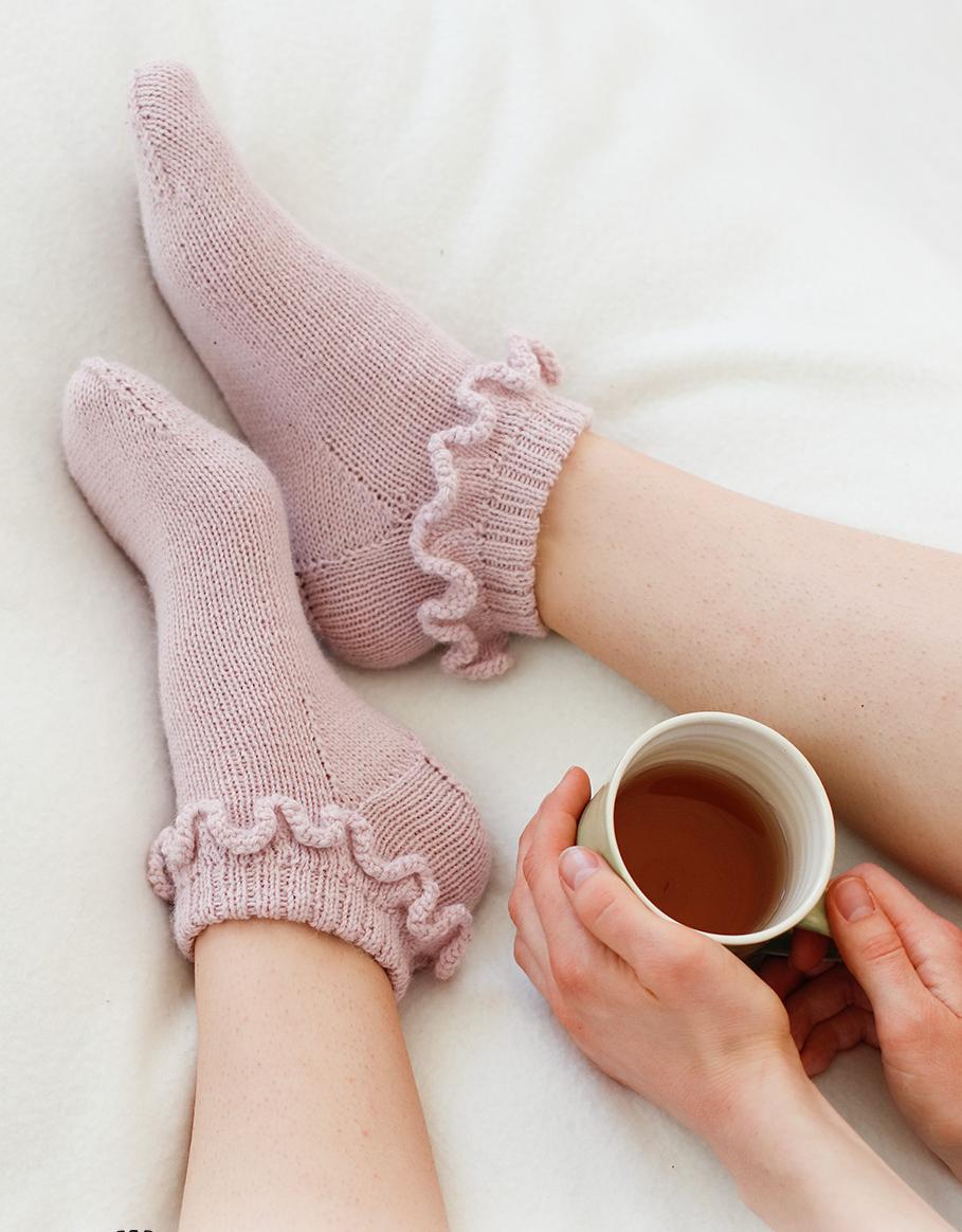 Rosy Ruffles / DROPS 223-47 - Knitted socks with flounce in DROPS Nord. Worked top down. Size 35-42.